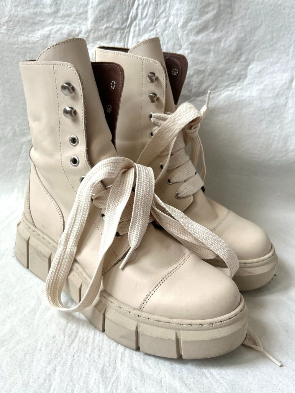 Alohas boots combat Can Can cream beige leather lace up platform lug 38 7 7.5.